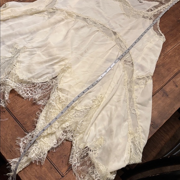 Gorgeous yellowish white lace slip dress - Picture 8 of 11
